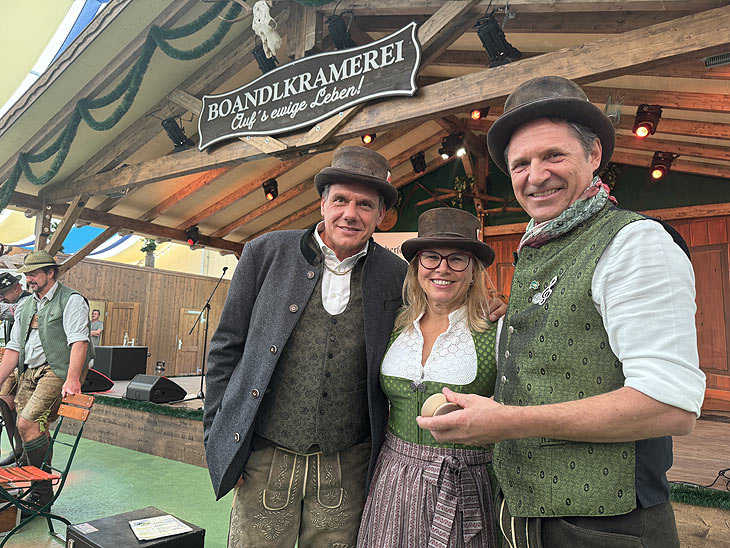 Petra und Peter Schöniger freuen sich auf das erste Jahr mit ihrer "Boandlkramerei" auf der Oidn Wiesn, das Programm hat Winfried Frey (re.) entwickelt (©Foto: Martin Schmitz) 